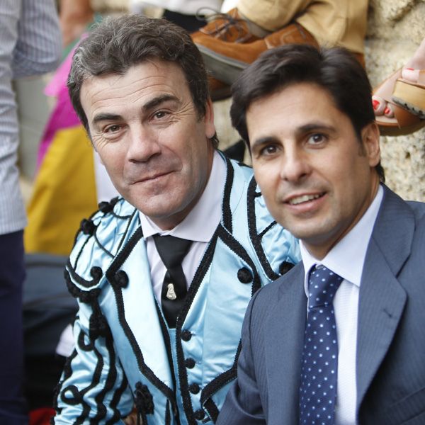 Francisco, aún convaleciente de la grave cogida que sufrió el pasado 10 de agosto en Huesca, siguió la corrida desde el callejón
