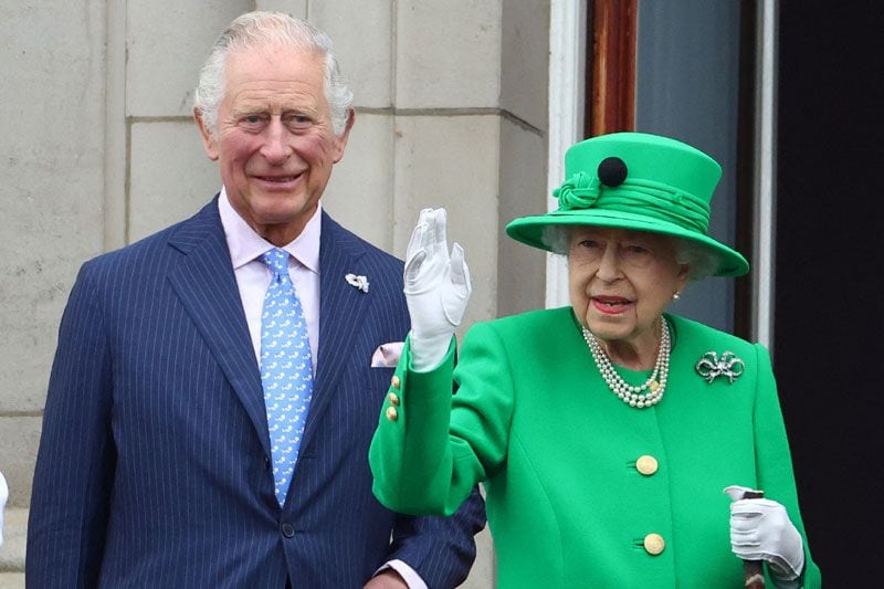 Isabel II con el heredero al trono, el príncipe de Gales