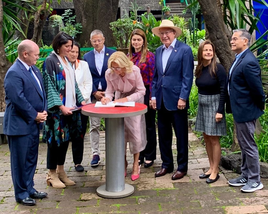 Jill Biden firmó el libro de visitantes.