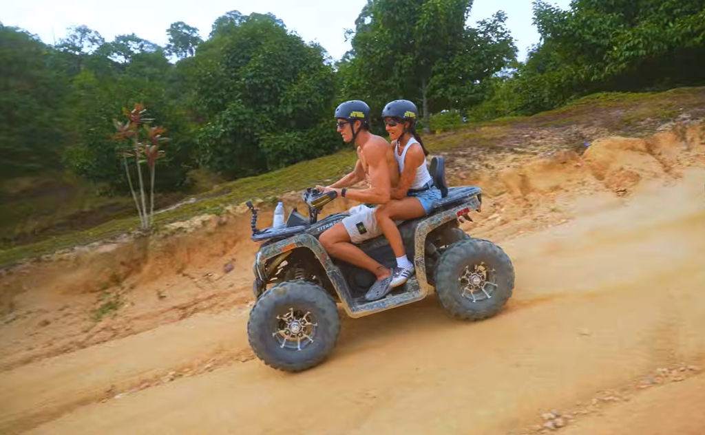 Aitana y Plex se atrevieron con una ruta en quad durante sus vacaciones en Tailandia, uno de los numerosos planes de aventura que disfrutaron en pareja