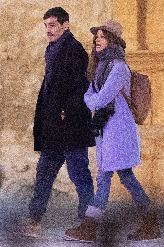 Iker y Sara dando un paseo en Corral de Almaguer, la ciudad natal de la periodista