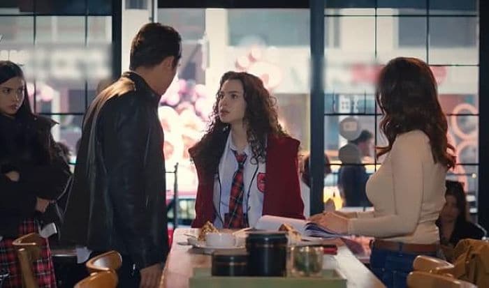 'Hermanos': Asiye descubre a Doruk con su exnovia y se muere de celos