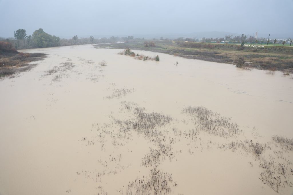 El río Guadalquivir a su paso por Lora del Río (Sevilla) muestra un notable aumento de caudal tras las últimas lluvias