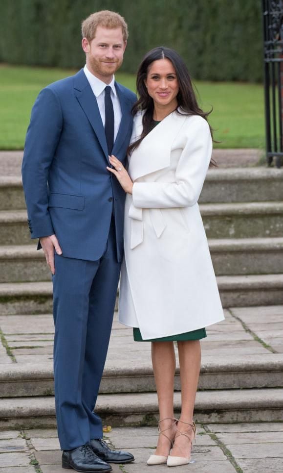 meghan markle con vestido verde y abrigo verde junto al pr ncipe harry