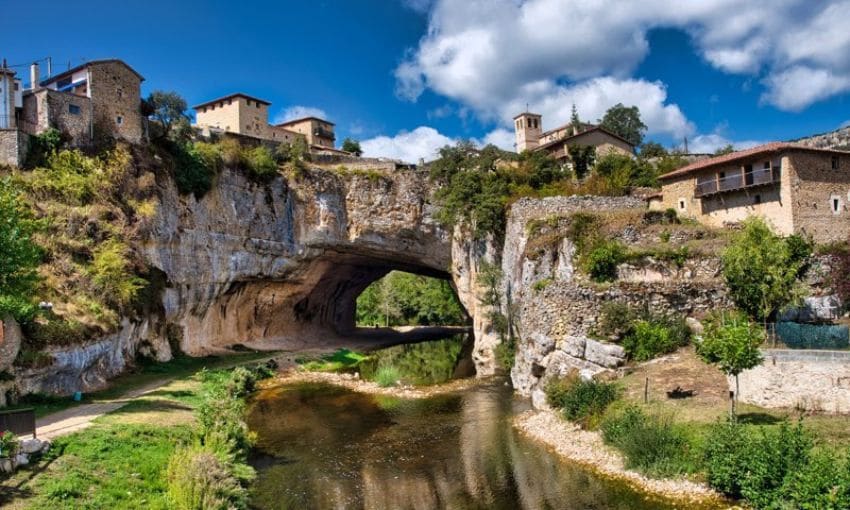 Puentedey y su enorme arco natural de roca sobre el río.