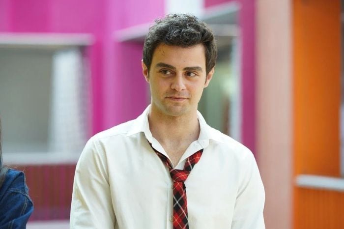 Para Yiğit Koçak, de 'Hermanos', Ömer trata de ser el hermano, persona y novio pefectos, pero debe aprender que somos humanos y cometemos errores
