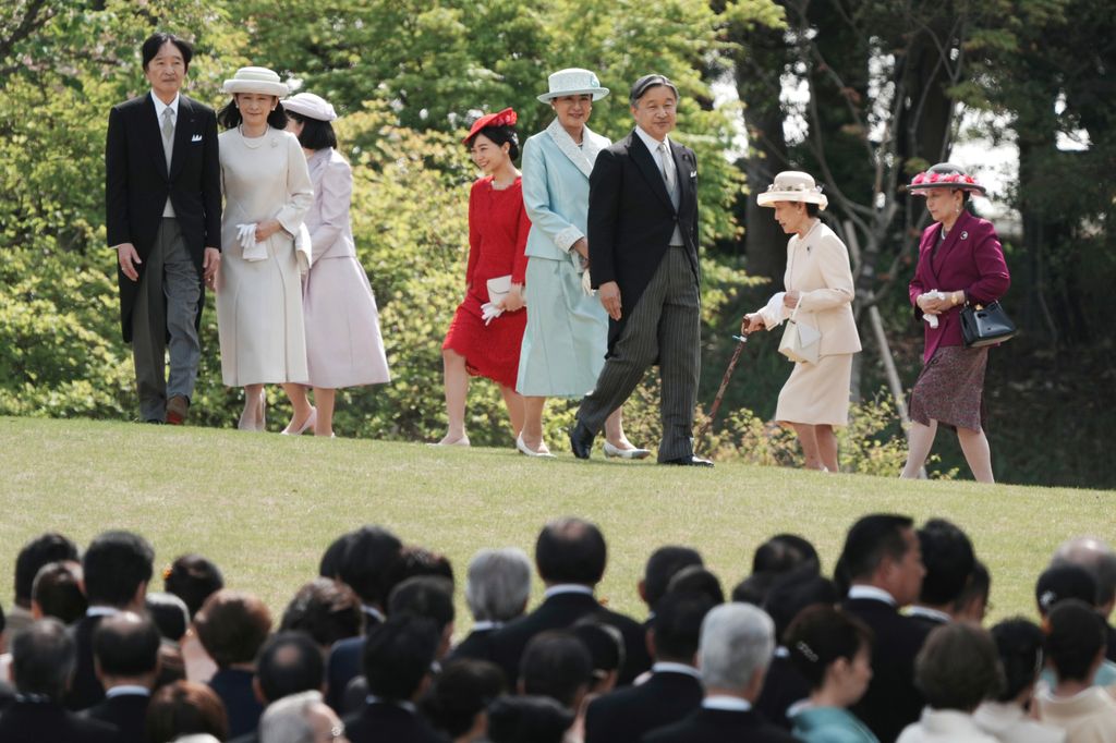 Los emperadores Naruhito y Masako seguidos por el príncipe heredero, Fumihito, y su mujer, la princesa de Akishino