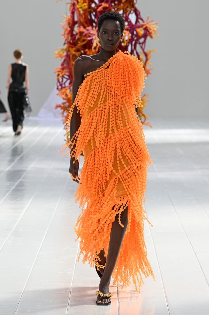 Desfile Primavera/Verano 2027 de Balenciaga en el Tennis Club de París