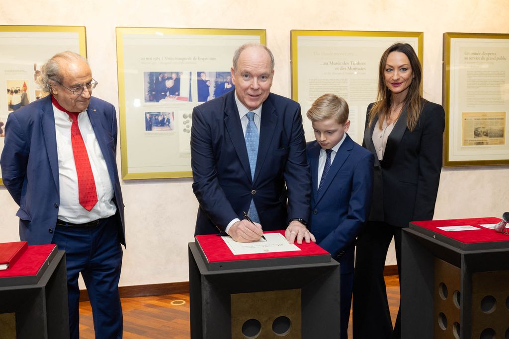 Momento en el que el príncipe Alberto escribía su firma en el libro de oro del Museo 