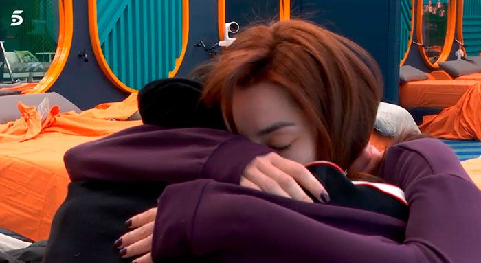 Adara y Gianmarco fundidos en un abrazo