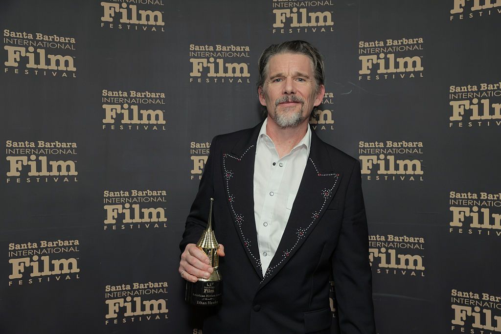 Ethan Hawke posa con the American Riviera Award Tribute