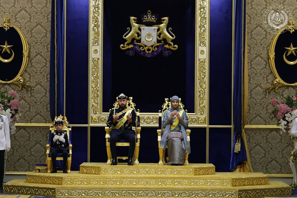 El príncipe Iskandar de Johor con sus padres, los príncipes herederos de Malasia