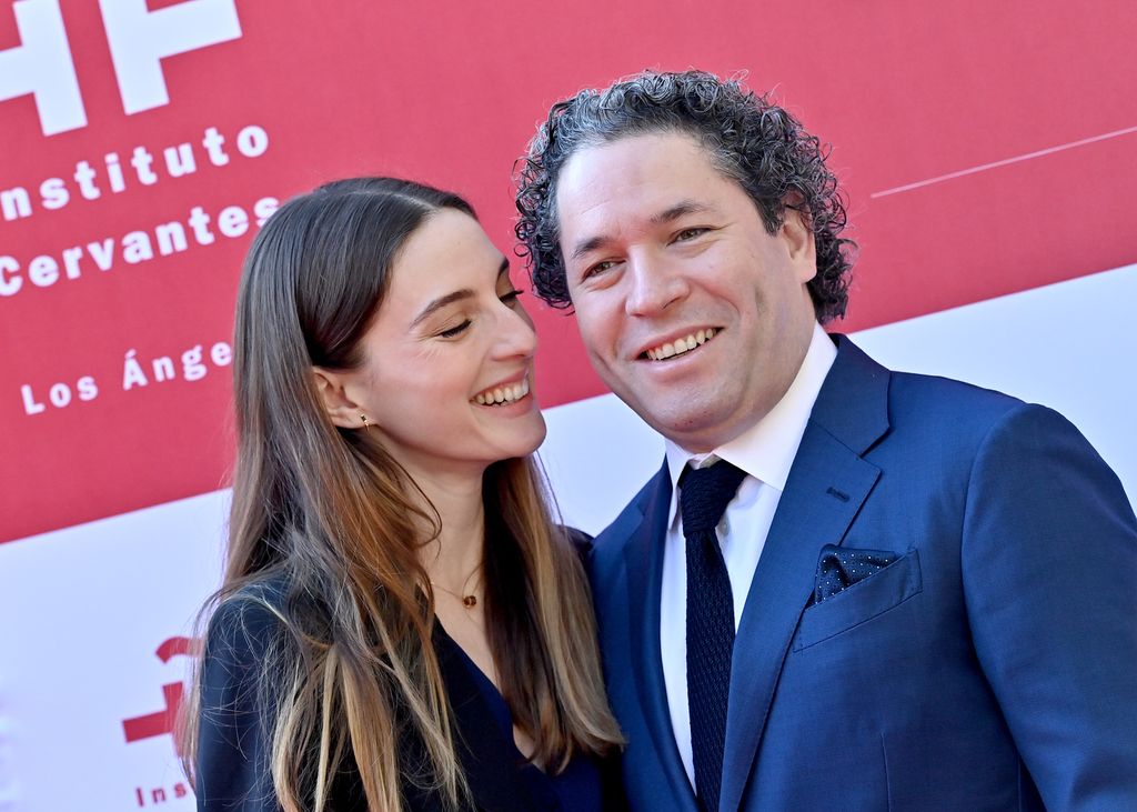Plano medio de María Valverde y Gustavo Dudamel en la inauguración del Instituto Cervantes en LA