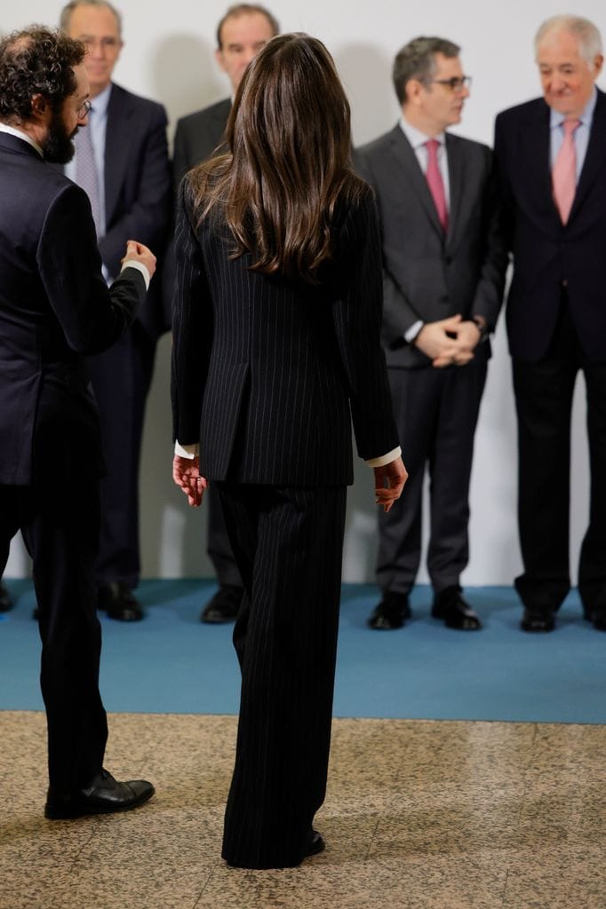 La reina Letizia con un traje negro de raya diplomática