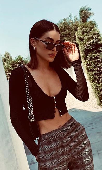camila coelho en top negro con escote en u