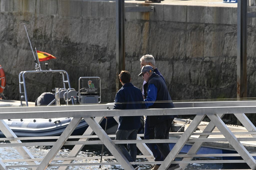 Don Juan Carlos momentos antes de embarcar en el Real Club Náutico de Sanxenxo
