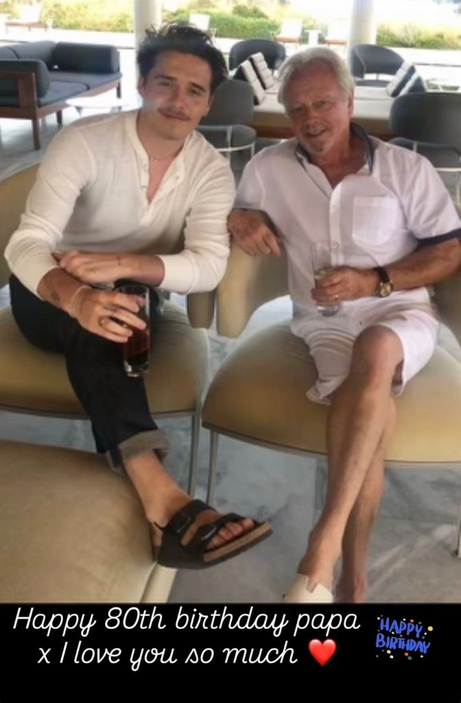 Brooklyn Beckham con su abuelo materno, 'Tony' Adams, el padre de Victoria Beckham.