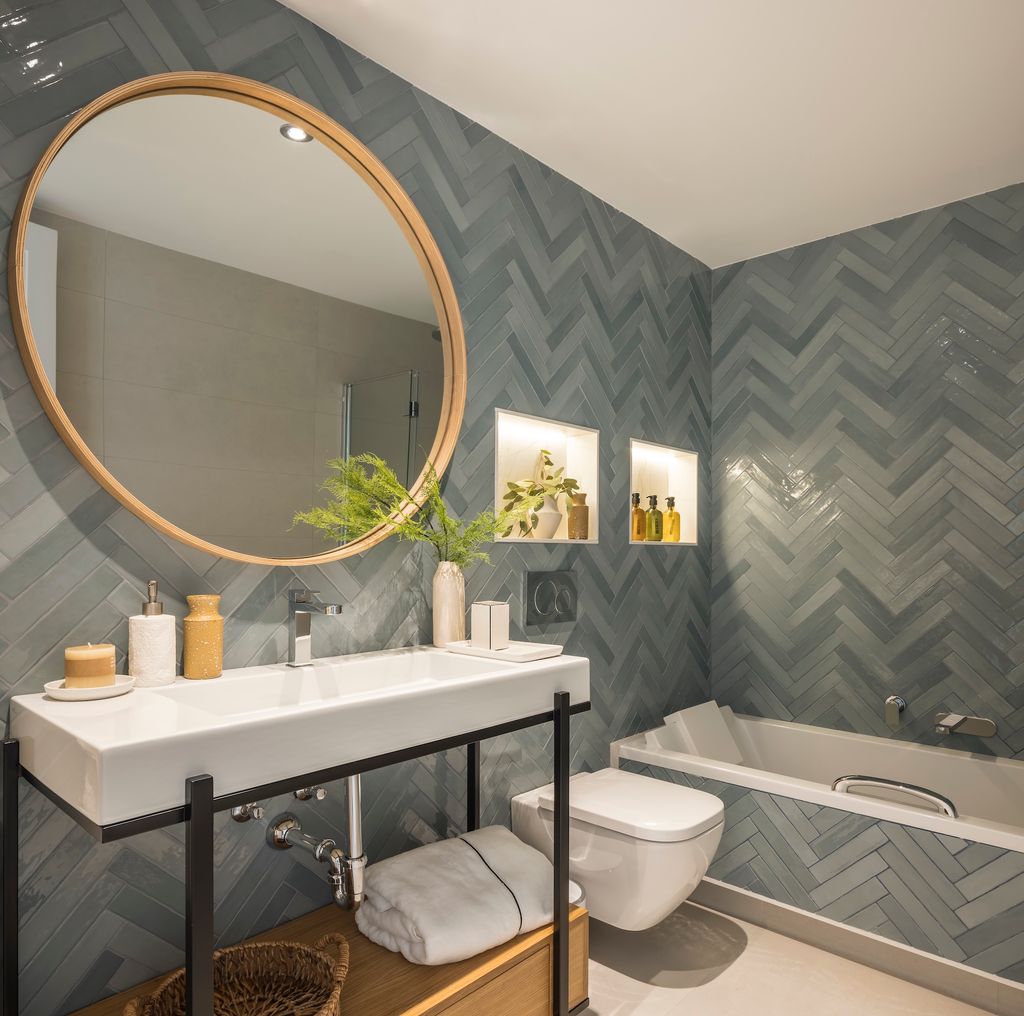 Baño moderno con mueble abierto. 