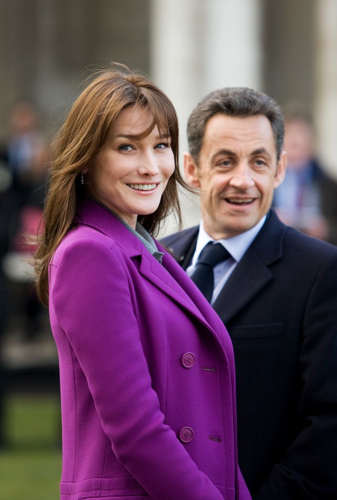 Plano medio de Carla Bruni con su marido Nicolas Sarkozy en un evento 