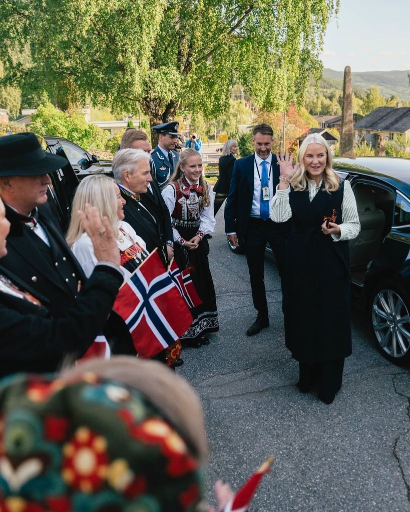 Los príncipes Haakon y Mette-Marit durante su viaje oficial de tres días por el valle de Hallingdal, septiembre de 2025