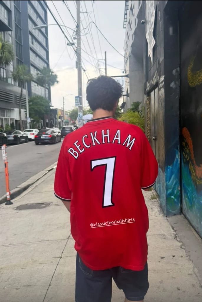 Cruz Beckham rindió homenaje a su padre con una playera del Manchester United con el número de David. 