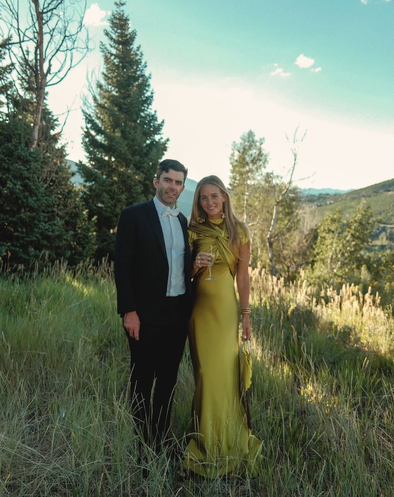 Caroline Gilroy con vestido de invitada de boda.
