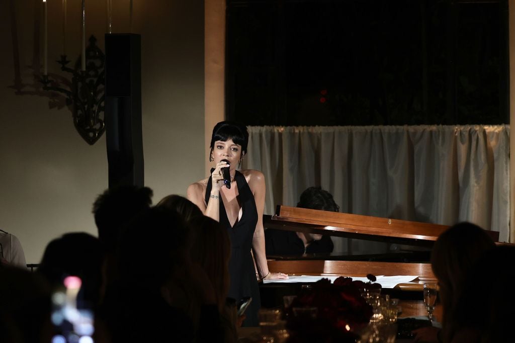 Lily Allen canta durante el evento de Chanel.