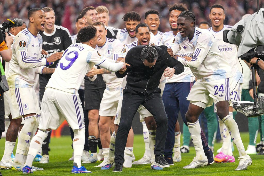 Unai Emery, celebrando con sus jugadores el triunfo del Aston Villa en la Europa League, el 20 de mayo de 2026 en el Tupras Stadium, Estambul (Turquía)