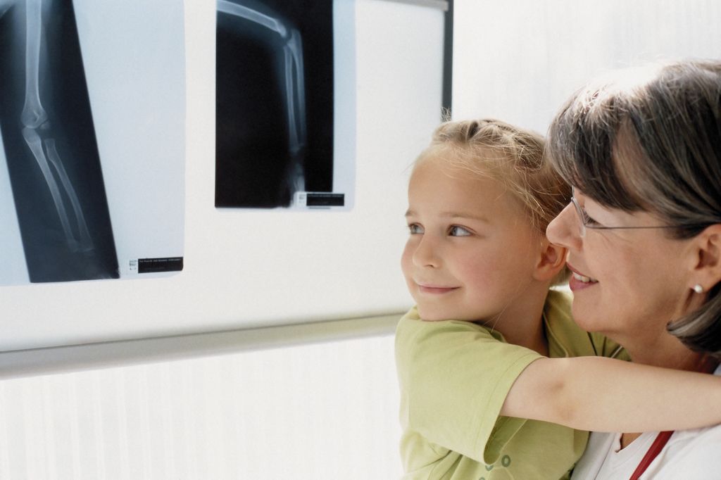 Médico con una niña viendo una radiografía