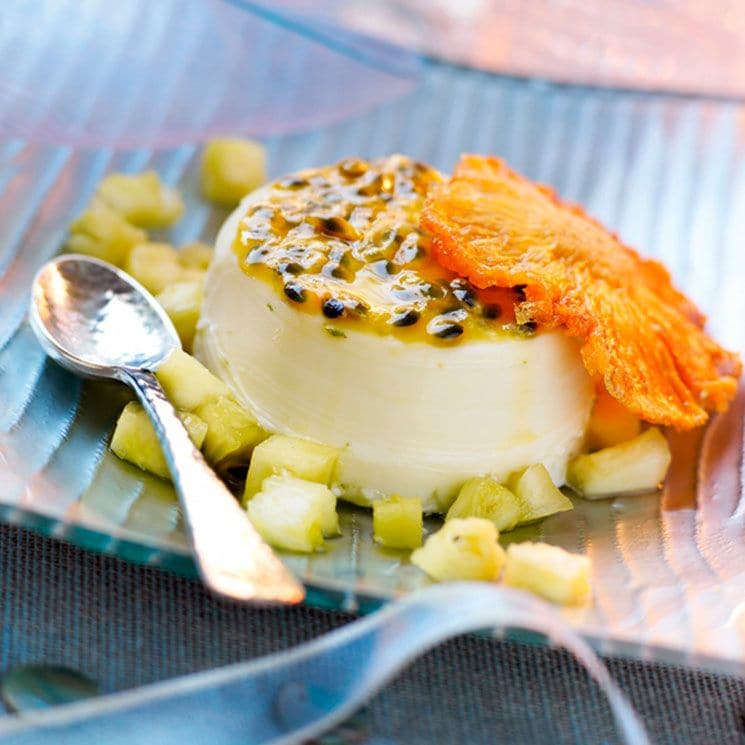 Flan relleno de fruta de la pasión con piña en texturas