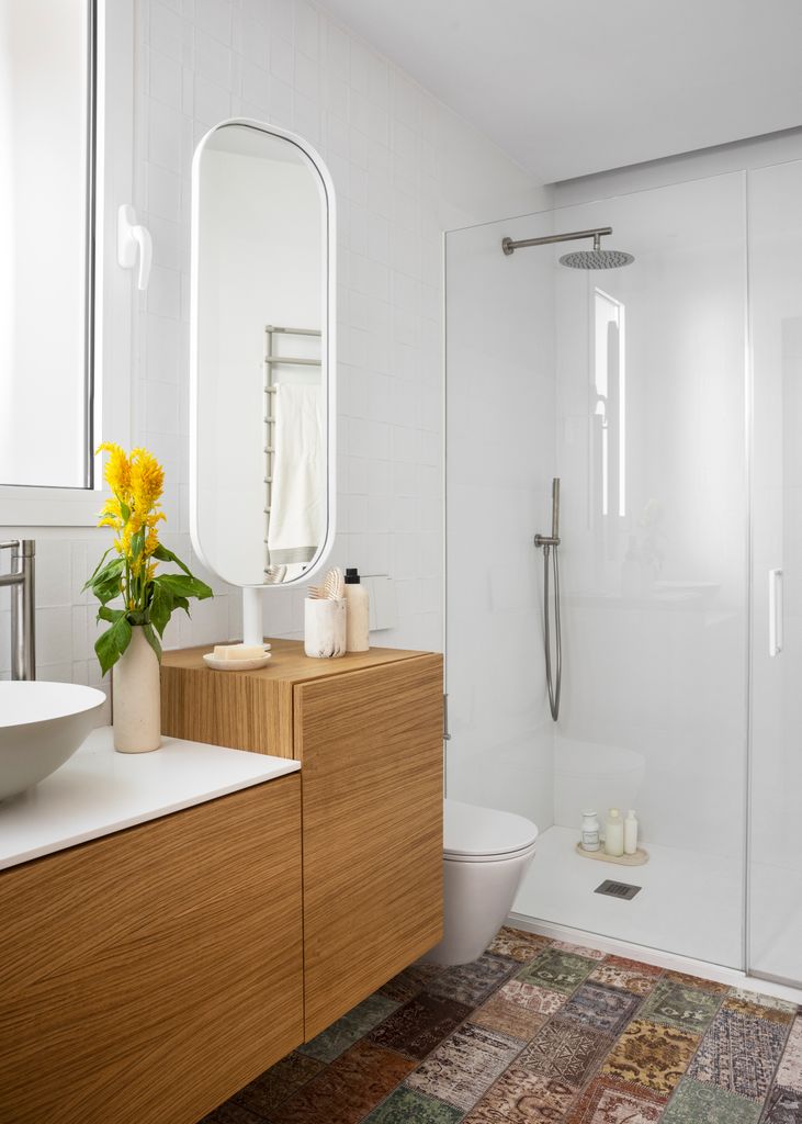 Cuarto de baño con muebles de madera a medida