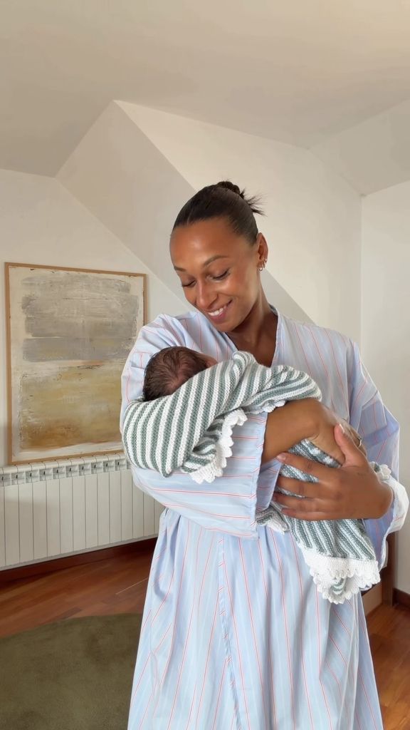 Ana Peleteiro con su segundo hijo, León