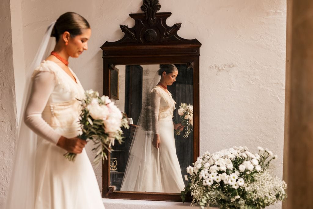 Novia con gargantilla de corales y pendientes