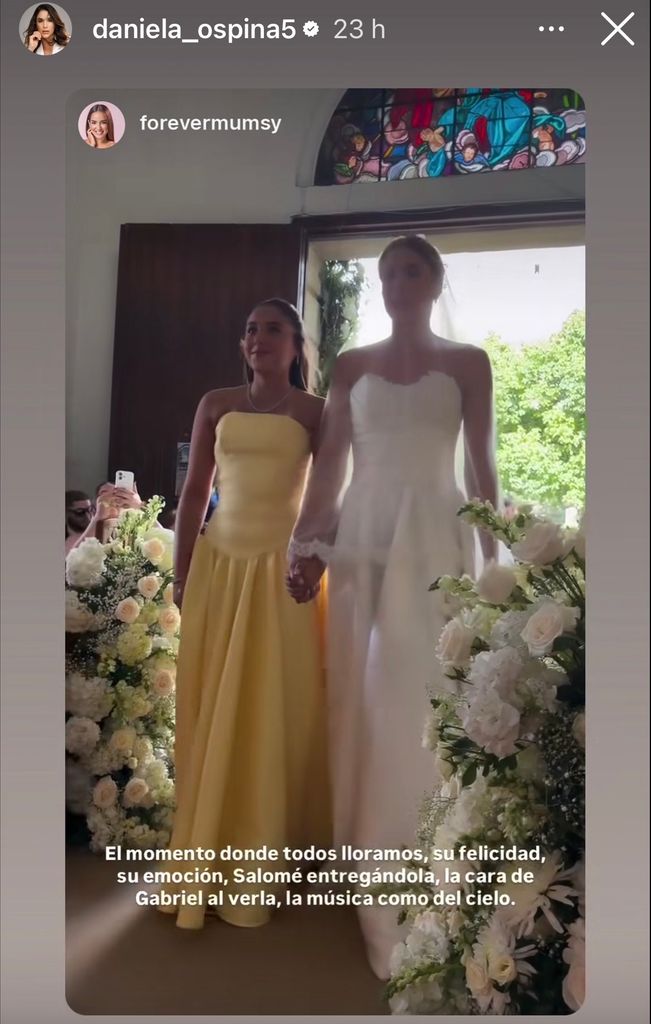 Salomé con su mamá, a quien acompañó hasta el altar.