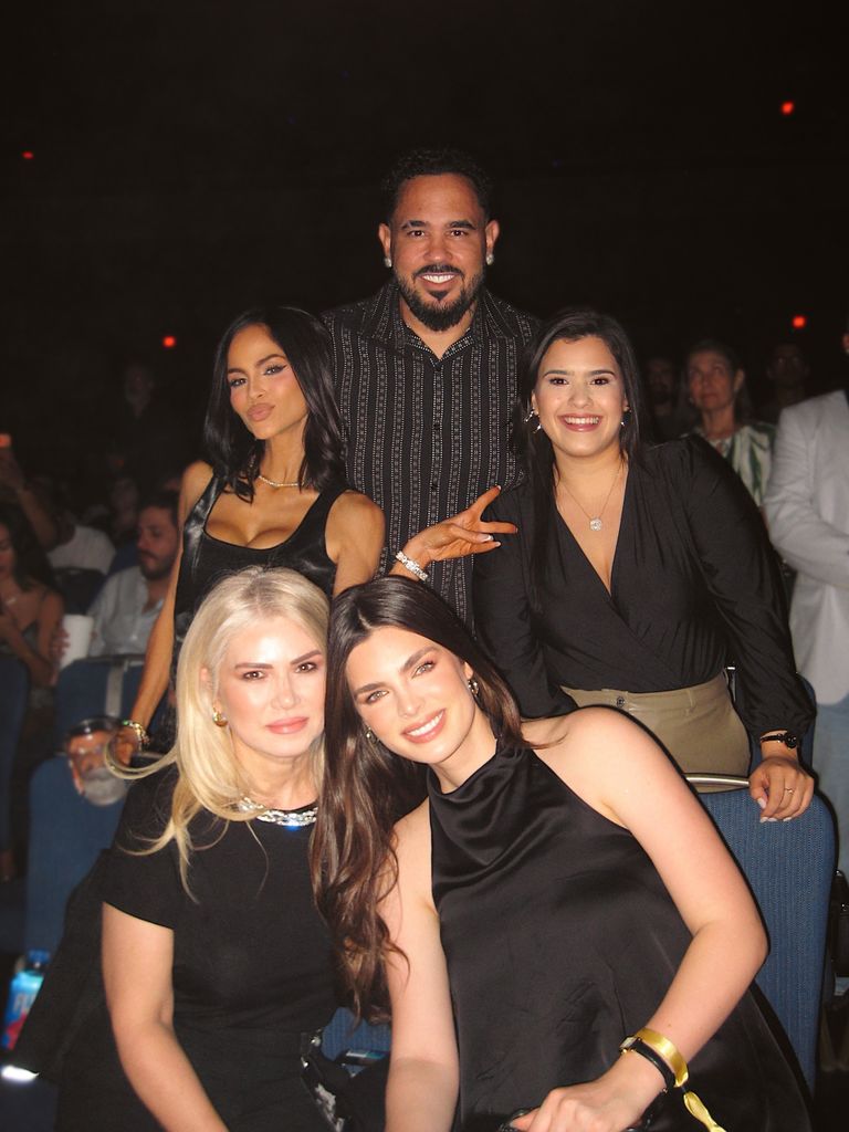 Junto a su familia y amigos, la modelo crea momentos memorables