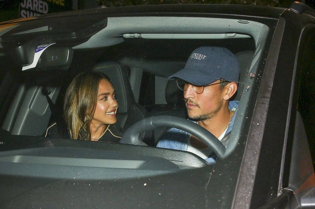 Jessica Alba y Danny Ramirez fueron fotografiados saliendo del restaurante Alba en West Hollywood.
