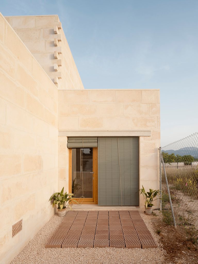 Vivienda balear que emplea piedra local, en concreto marés