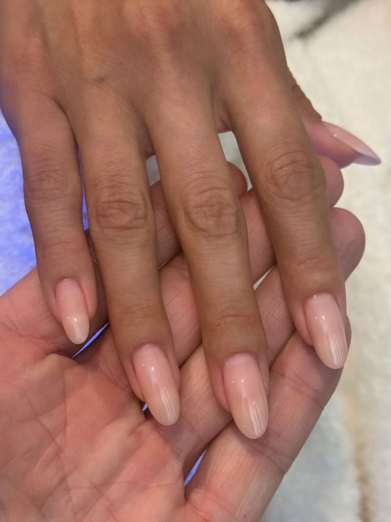 Manicura rosa pétalo de Selena Gómez