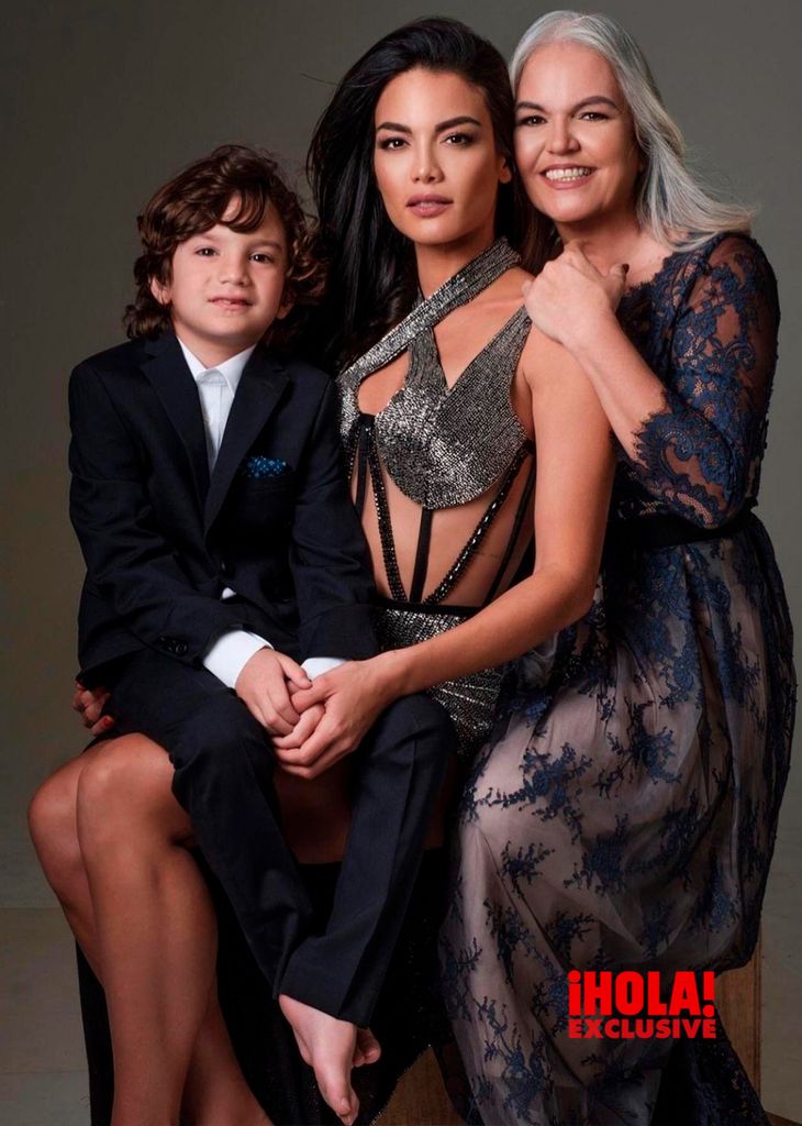 Zuleyka Rivera con su hijo y su madre, la señora Carmen Mendoza.