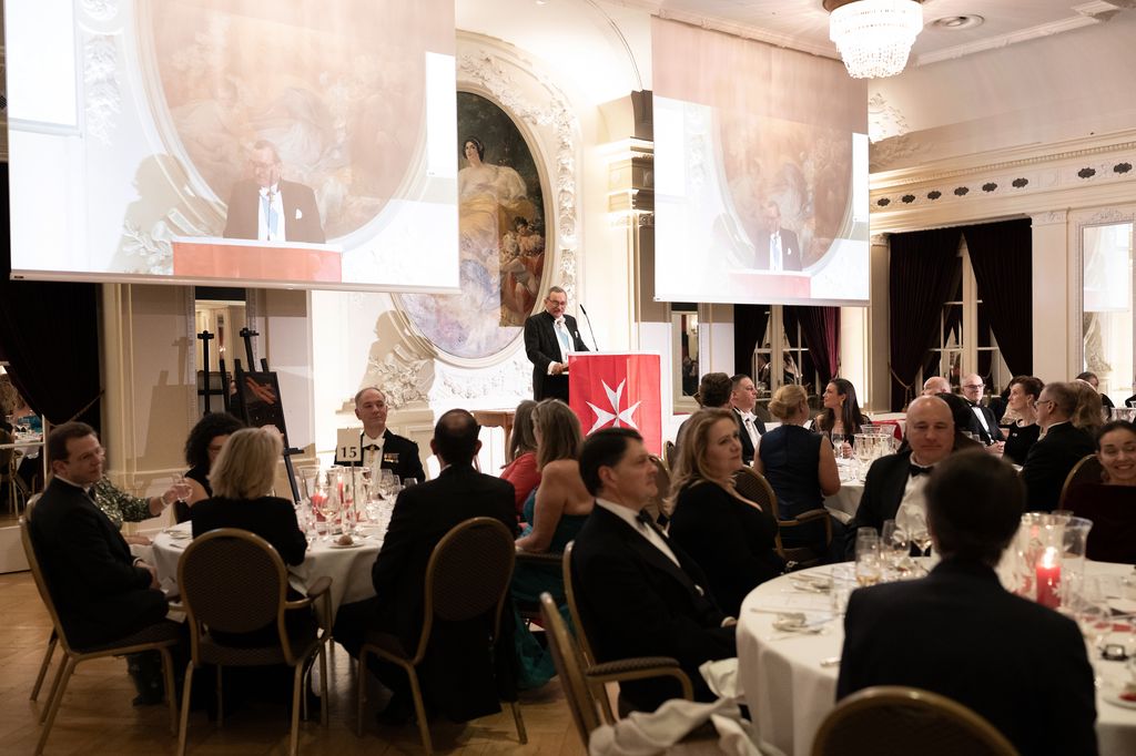 Nicolas de Buman, presidente de la Asociación Helvética de la Orden de Malta dirigiendo unas palabras a los invitados al baile