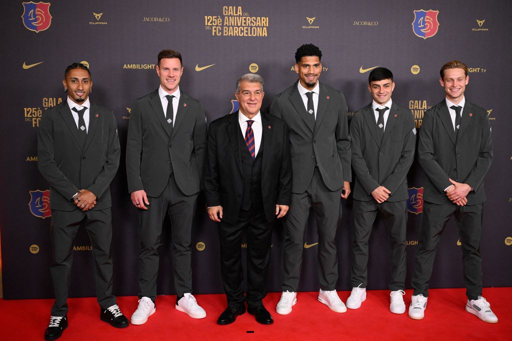 Joan Laporta junto a Raphinha, Ter Stegen, Pedri, Frenkie de John y Ronald Araújo