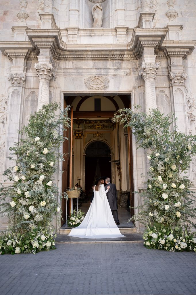Decoración de entrada a la iglesia