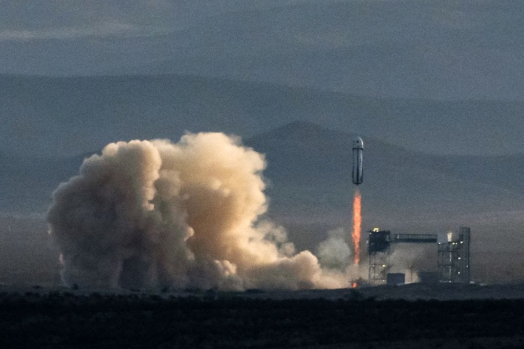 El cohete New Shepard despegando de la base en Texas, llevando a Aisha Bowe, Amanda Nguyn, Kerianne Flynn, Gayle King, Katy Perry, and Lauren Sanchez al espacio.
