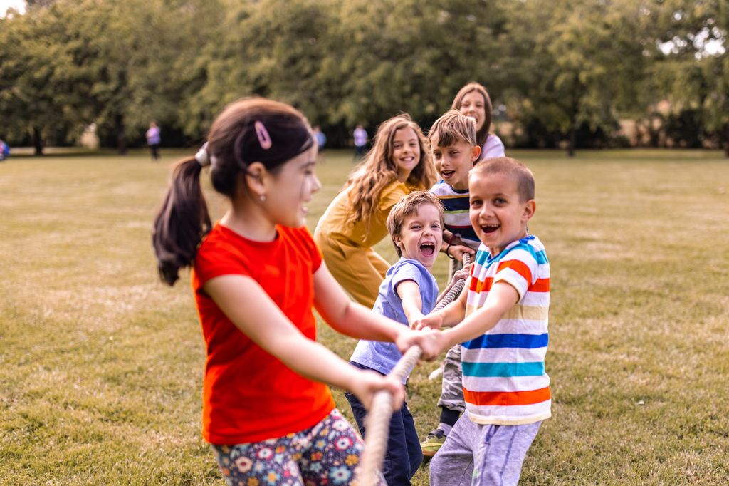 niños disfrutando de las actividades de un campamento de verano