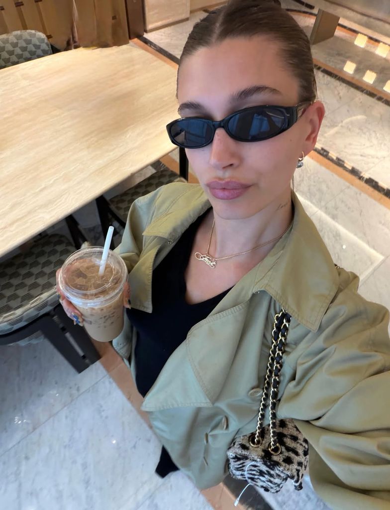 Constantemente vemos a Hailey llevar un cafecito en mano.