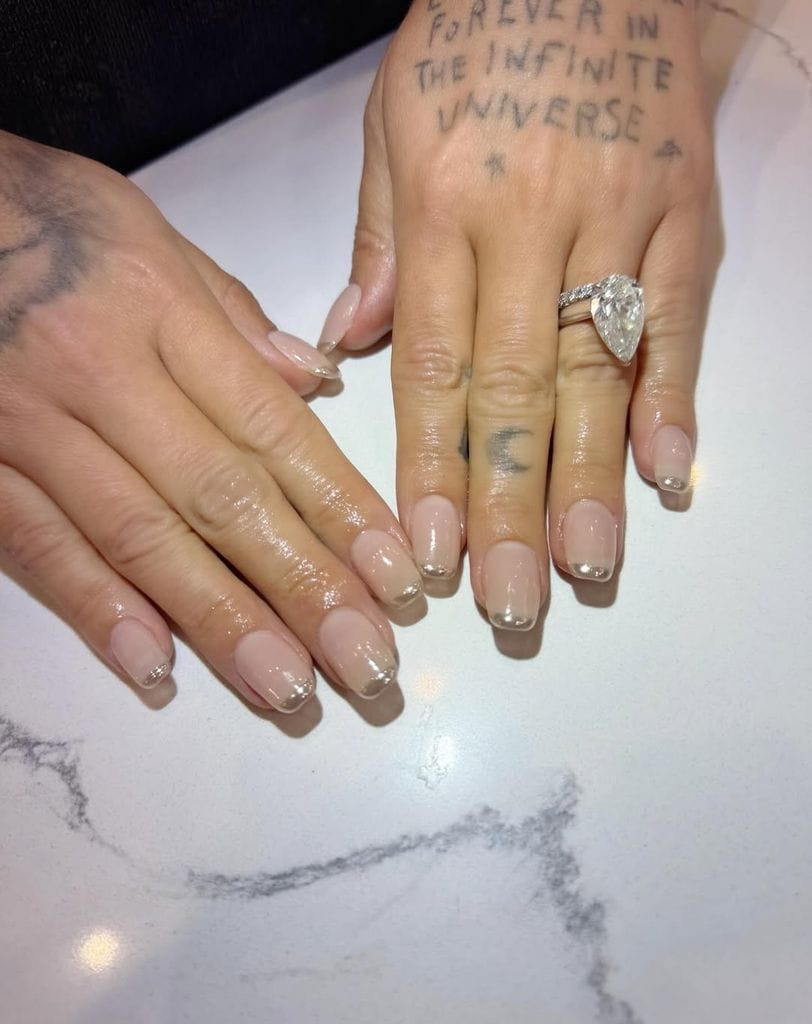 Demi Lovato presume su anillo de compromiso y la manicura perfecta.