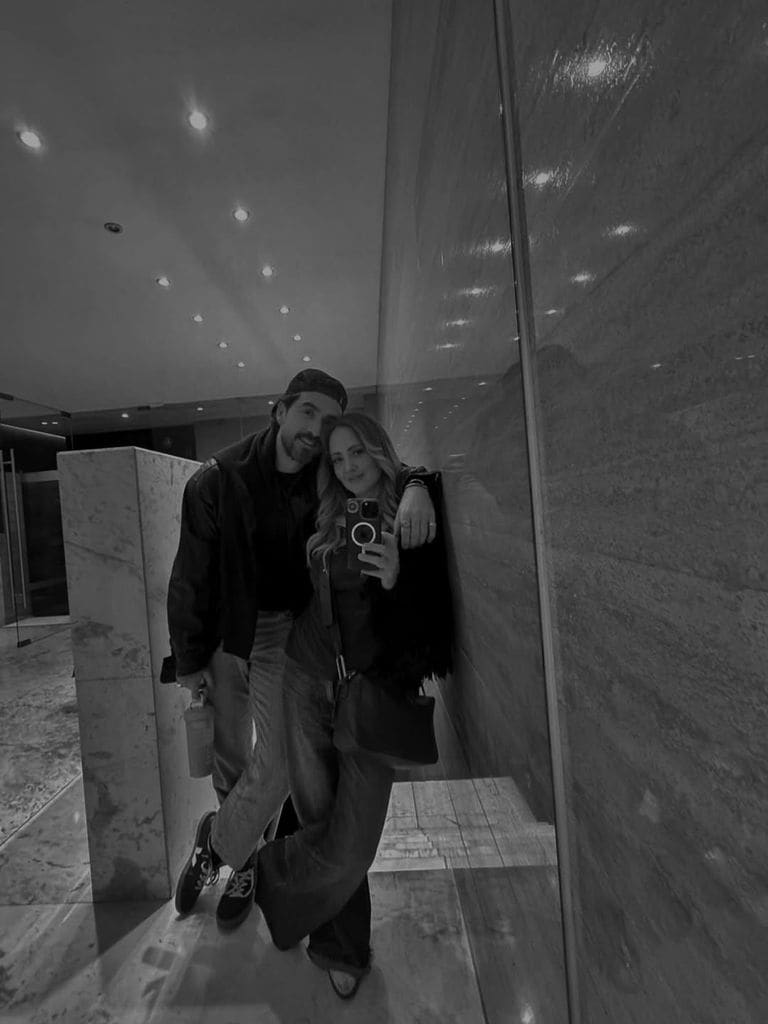 Andrea Legarreta junto a su novio Luis Carlos Origel.