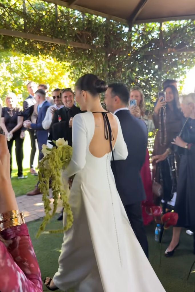 El detalle negro de terciopelo en el vestido de novia de Andrea Duro