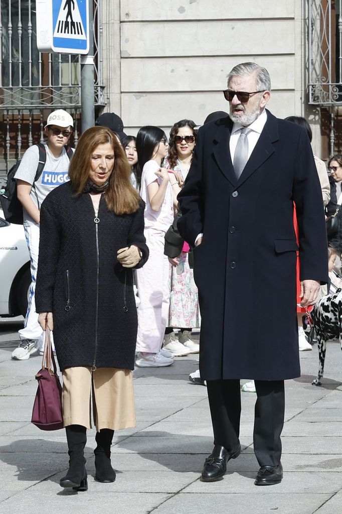 Carlos Garcia Revenga y Ana Romero en el funeral de Raúl del Pozo