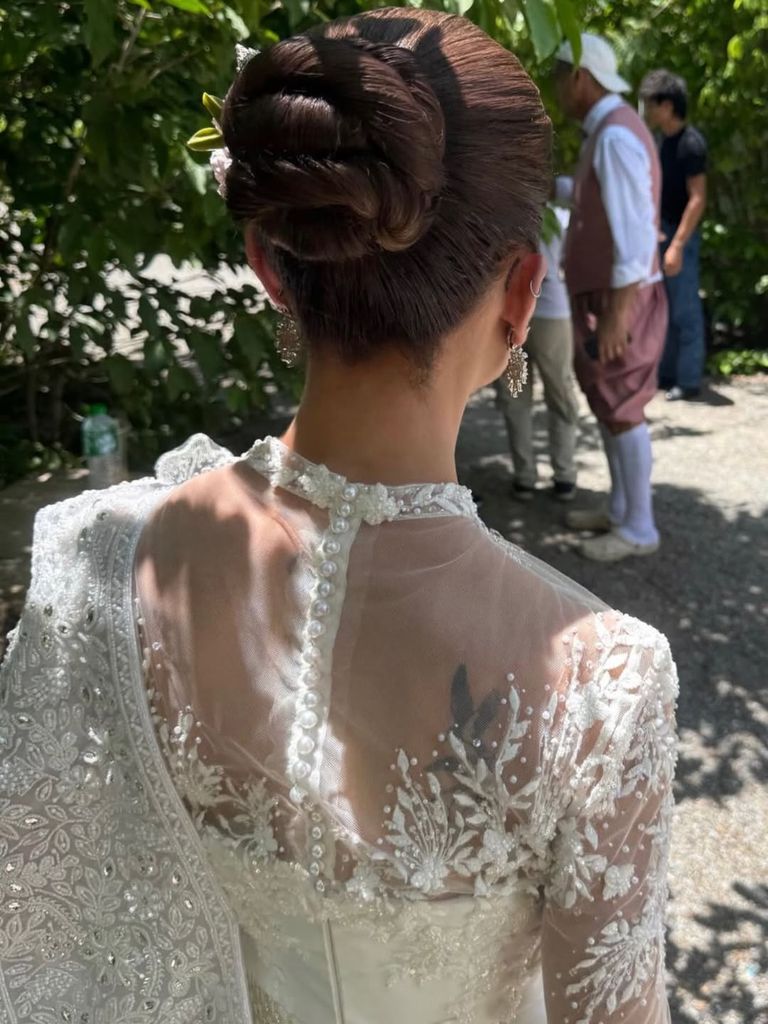 Paloma San Ramón caminando al encuentro de Frank Cuesta